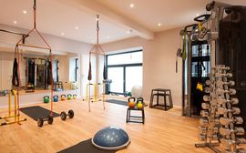 Fitness-Bereich BiPhit im Platzl Hotel München mit mehreren Geräten und ausreichend Platz.