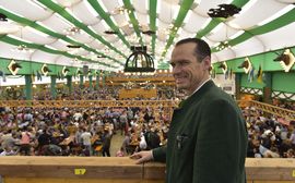 [Translate to Englisch:] Peter Inselkammer im Armbrustschützenzelt
