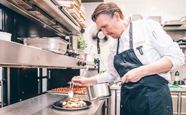 Head chef Holder Lange at the Wirtshaus Ayinger am Platzl carefully prepares a delicious dish.