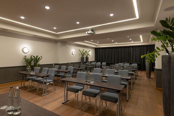 Die, mit einem hellen Parkettboden ausgestattete "Weiß-Ferdl-Stube" bietet eine perfekte Atmosphäre für Tagungen
