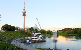 Veranstaltung im Olympiapark Gutbesuchtes Freiluftkino am Münchener Olympiapark, mit dem See und dem Stadion im Bild.