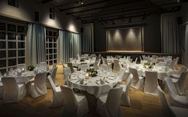 Der Kreszenz-Saal mit seinen weiß eingedeckten Tischen und Stühlen sowie feierlicher Dekoration.