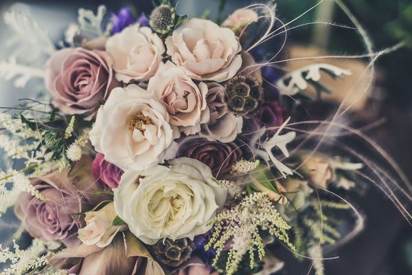 Schöner Rosenstrauß, sehr elegant und professionell fotografiert