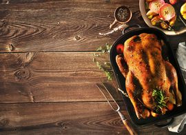 Goldbraun gebackene Weihnachtsgans in einem Bräter.