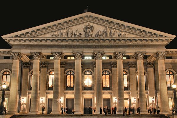 Die eindrucksvolle Architektur der Bayerischen Staatsoper in München bei Nacht.