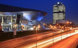 BMW Welt Nachtaufnahme der außergewöhnlichen Architektur der BMW Welt in München.