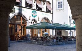 Große Terrasse vor dem Wirtshaus Ayinger am Platzl nahe dem Platzl Hotel.