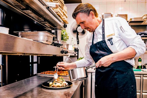 Küchenchef beim Garnieren