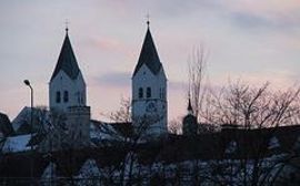 Zentral gelegener Dom in Freising bei Abenddämmerung.